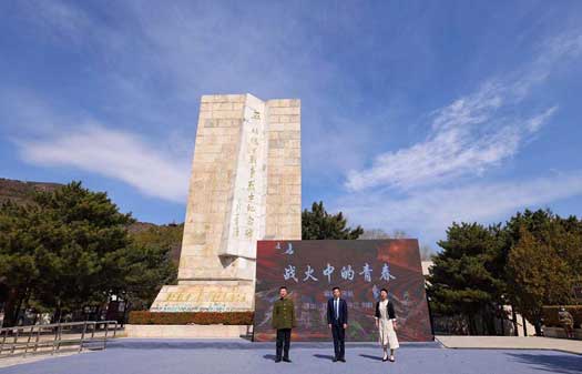 北京日报-清明诗会缅怀烈士，干部群众为平北烈士敬献鲜花(图1)