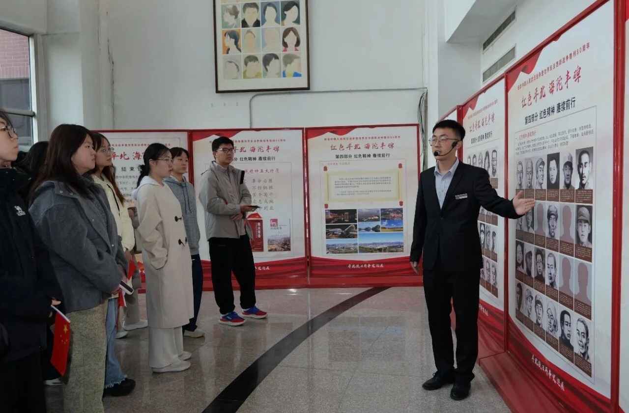 “红色血脉 薪火相传”平西、平北抗日根据地斗争史联合展览走进高校(图1) “红色血脉 薪火相传”平西、平北抗日根据地斗争史联合展览走进高校(图1)