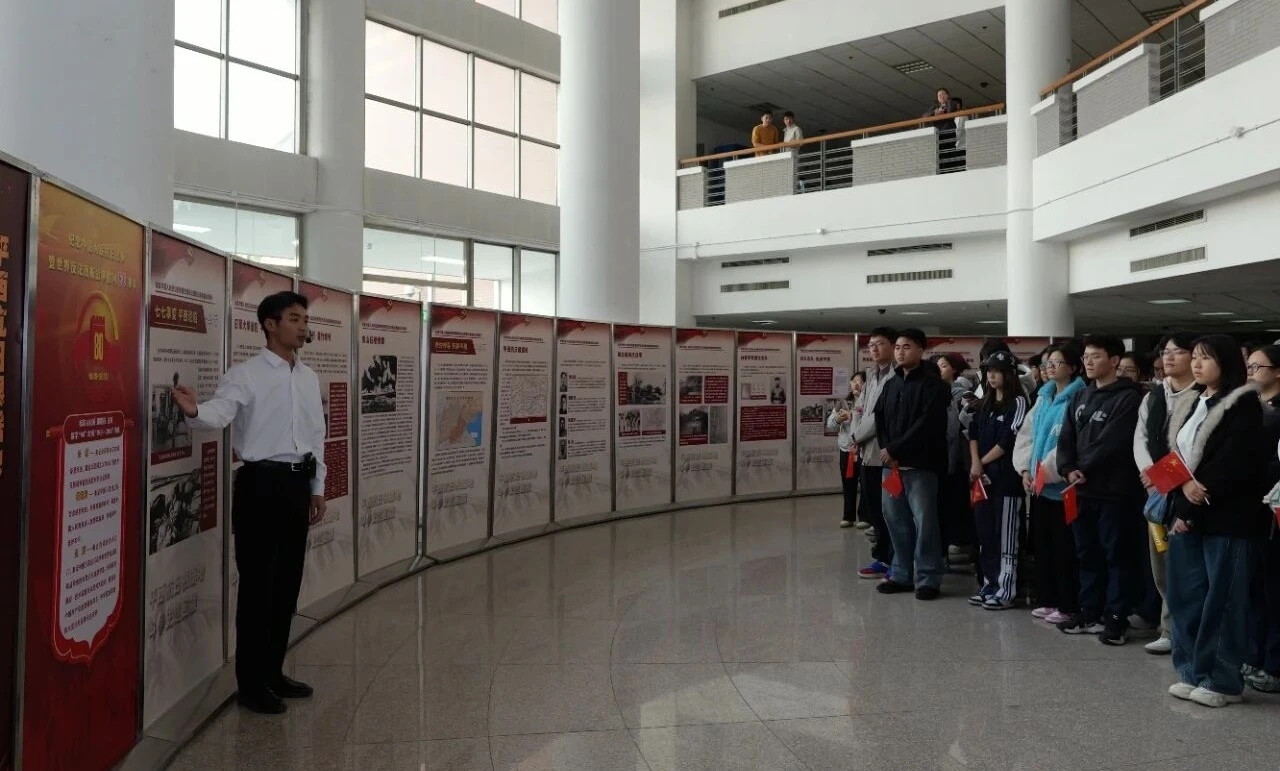 “红色血脉 薪火相传”平西、平北抗日根据地斗争史联合展览走进高校(图2) “红色血脉 薪火相传”平西、平北抗日根据地斗争史联合展览走进高校(图2)